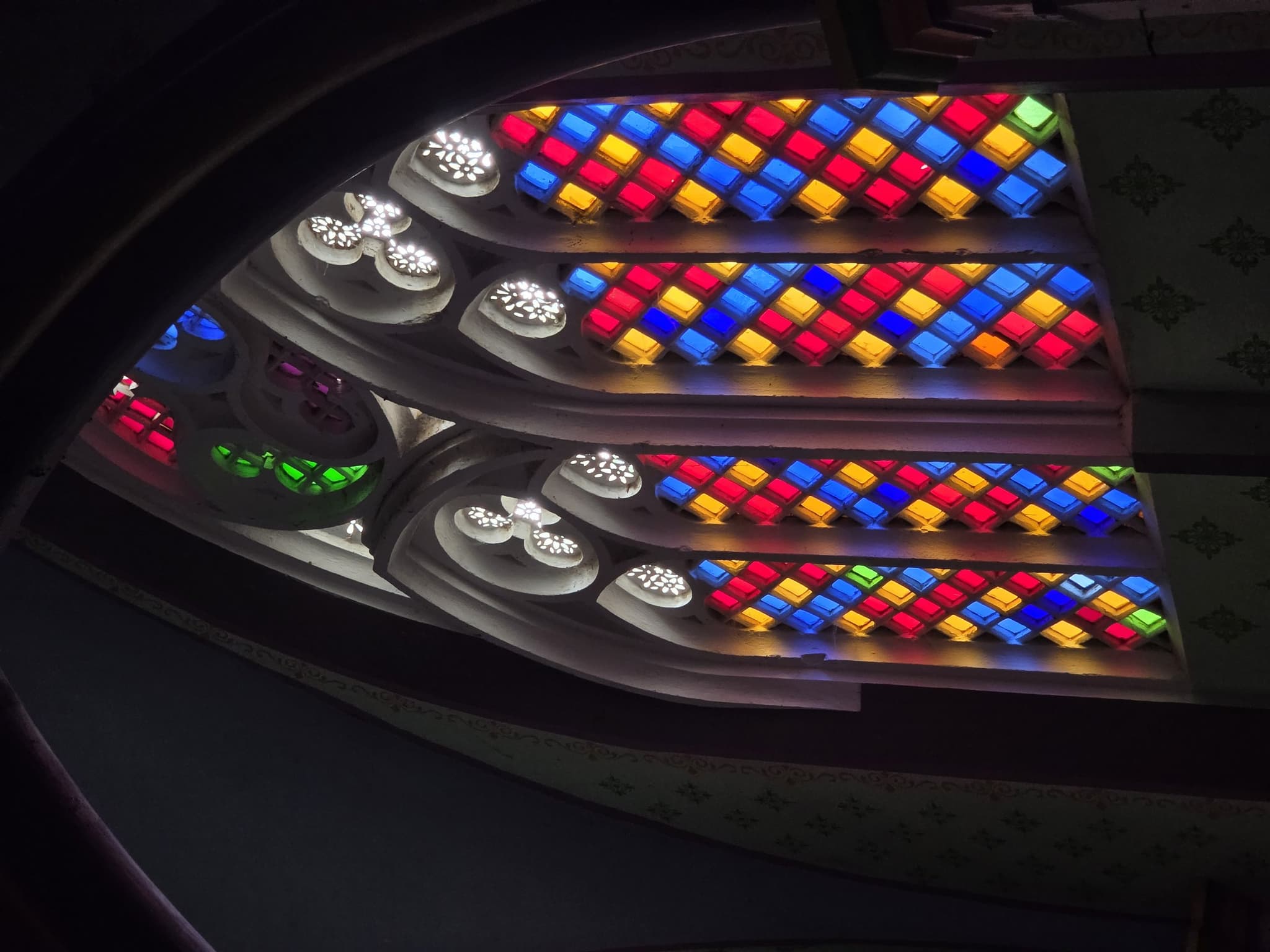 Diamond panes and trefoil rosettes